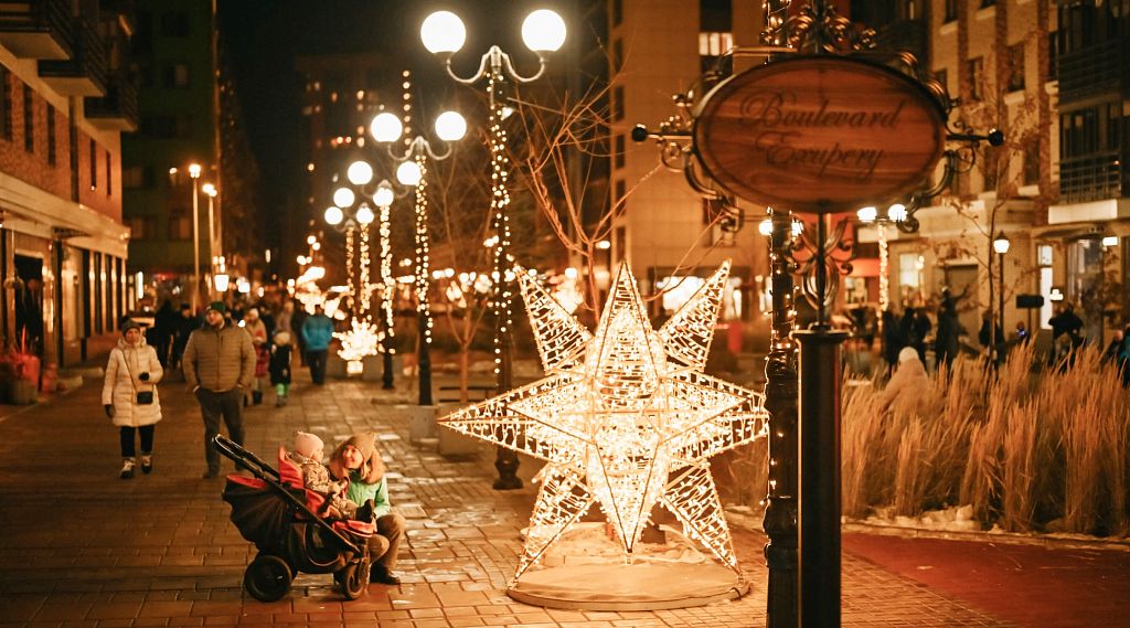 К Рождеству на сити-улицы приходит праздничная иллюминация, которая сама по себе — произведение искусства (сити-район Южный берег)
